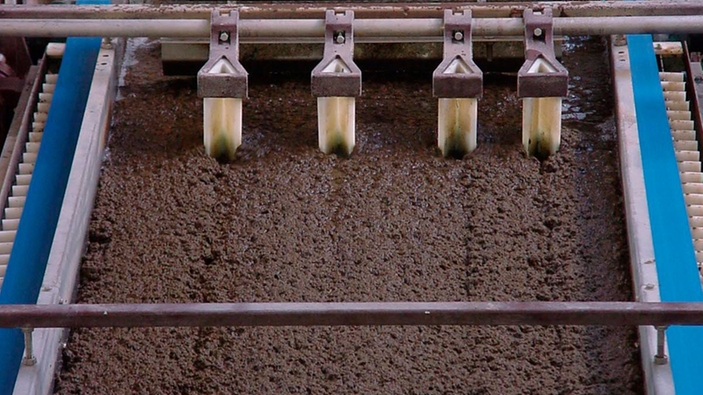 Bandfilterpers voor het ontwateren van slib uit een gemeentelijke afvalwaterplant